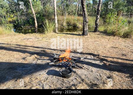 Un campoven, ou pot de cuisine, est préparé à côté d'un feu de camp dans l'Outback au parc naturel de Lorella Springs, près de Borroloola, territoire du Nord, territoire du Nord, Banque D'Images