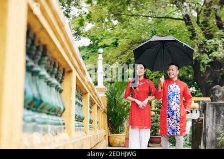 Couple walking with umbrella Banque D'Images