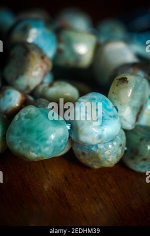 Perles de pierre de larimar naturelles bleu clair de forme irrégulière. Banque D'Images