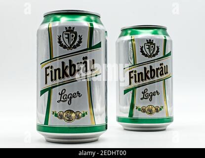 Boîtes de Finkbrau Lager Bier isolées sur fond blanc Banque D'Images