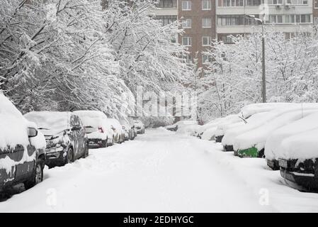 Moscou, Russie - février 04.2018. Voitures dans la cour de la maison pendant les fortes chutes de neige Banque D'Images