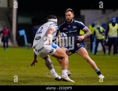 Solde l'aile Sharks Byron McGuigan passe devant le centre de rugby de Bath Josh Matavesi lors d'un match de rugby Union de la première ronde 9 de Gallagher, le vendredi 12 février Banque D'Images