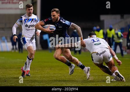 Solde l'aile Sharks Byron McGuigan passe devant le centre de rugby de Bath Josh Matavesi lors d'un match de rugby Union de la première ronde 9 de Gallagher, le vendredi 12 février Banque D'Images