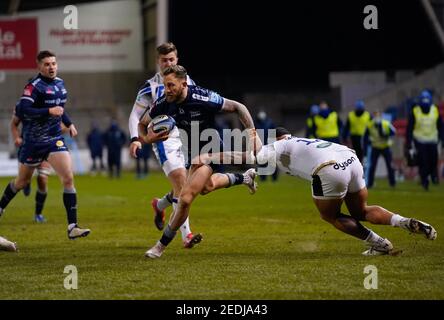 Solde l'aile Sharks Byron McGuigan passe devant le centre de rugby de Bath Josh Matavesi lors d'un match de rugby Union de la première ronde 9 de Gallagher, le vendredi 12 février Banque D'Images