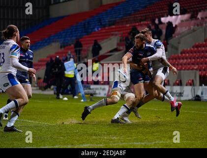 Solde l'aile Sharks Byron McGuigan décharge le ballon lors d'un match de rugby à XV de la première ronde 9 de Gallagher, le vendredi 12 février 2021, à Leicester, Unis Banque D'Images