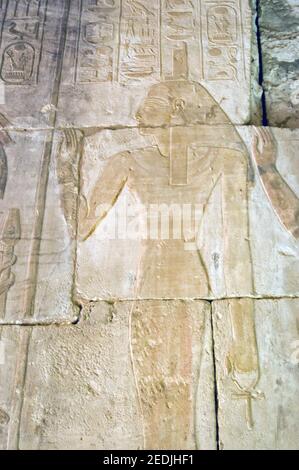 Ancienne Déesse Egyptienne Isis. Sculpture de pierre sur un mur du Temple de Seti I sur la rive ouest du Nil à Louxor, Égypte. Banque D'Images