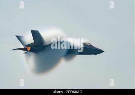 Document photo du dossier en date du 1er septembre 2018 du Capt Andrew “Dojo” Olson, pilote et commandant de l'équipe de vol F-35 Heritage, effectue un laissez-passer à grande vitesse lors du salon international de l'air du Canada à Toronto, ONTARIO, Canada. L'équipe de l'Air Force F-35 qui se produit dans les salons de l'air dans le monde entier a dû réduire ses apparences cette année, en raison d'une pénurie croissante de moteurs en raison de périodes de réparation plus longues, certaines étant dues à des défauts précédemment non signalés avec les revêtements de lames de moteur. Les moteurs des F-35s DE MODÈLE A fonctionnent à chaud, ou à proximité des limites de leur conception, et cette chaleur a causé prem Banque D'Images