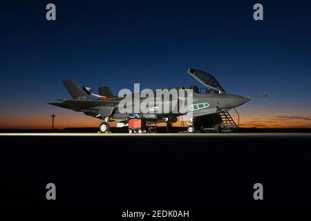 Document photo du dossier daté du 20 octobre 2012 de ce F-35A Lightning II, AF-4, est équipé d'une goulotte de récupération de spin lors des tests d'angle d'attaque élevé réalisés par l'équipe de la Force d'essai intégrée F-35 à la base aérienne Edwards, En Californie, l'équipe d'avions Air Force F-35 qui se produit dans les salons aériens du monde entier a dû réduire ses apparitions cette année, en raison d'une pénurie croissante de moteurs en raison de périodes de réparation plus longues, certaines étant dues à des défauts précédemment non signalés avec les revêtements de lames de moteur. Les moteurs des F-35s DE MODÈLE A fonctionnent à chaud, ou à proximité des limites de leur conception, et t Banque D'Images