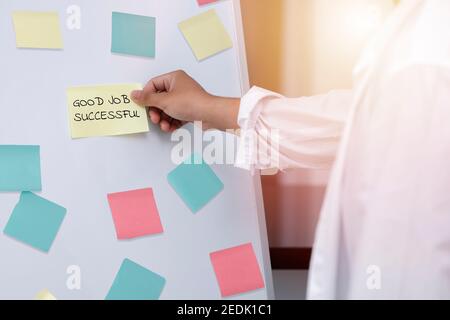 Gros plan mn prise de main jaune sur le tableau blanc. Planification de ...