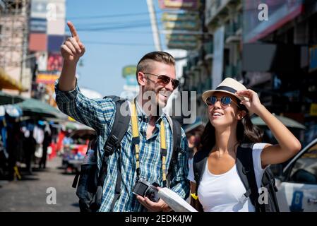 Couple de randonneurs touristiques interraciaux voyageant à Bangkok Thaïlande l'été vacances Banque D'Images