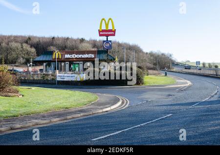 Lloc ; Royaume-Uni : 11 février 2021 : une autorisation de planification a été accordée pour un nouveau drive KFC et Starbucks aux services de la bouilloire de chant sur l'A55. C'est le cas Banque D'Images