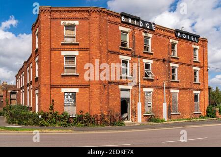 Sutton Bridge, Lincolnshire, Angleterre, Royaume-Uni - 26 Avril 2019 : Le reste à l'abandon de l'hôtel Bridge Banque D'Images