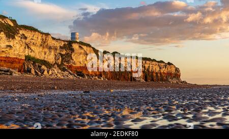 Hunstanton, Norfolk, England, UK - 25 avril 2019 - Soir lumière et nuages sur le phare et les falaises Banque D'Images