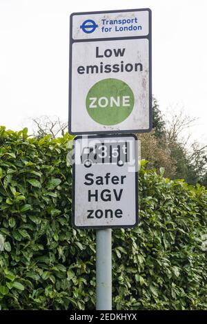 Signalisation routière indiquant la limite de la zone de faible émission de transport pour Londres et de la zone de VHG plus sûre. Banque D'Images