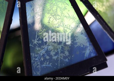 Motifs de neige sur des lunettes de couleur d'une lampe de poche sur un journée glacial Banque D'Images