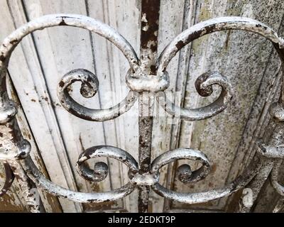 Ancienne clôture de fenêtre peinte en blanc. Vue rapprochée. Banque D'Images