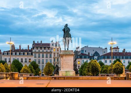 Statue du roi Louis XIV sur la place Bellecour à Lyon dans le Rhône, France Banque D'Images