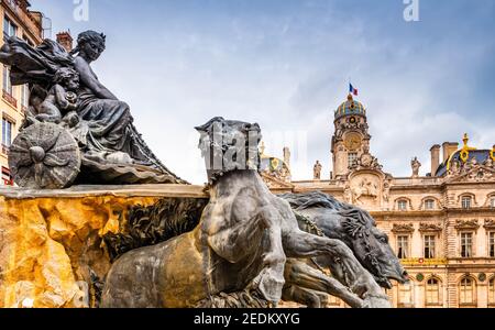 Fontaine monumentale sur la place des Terreaux, en face de l'Hôtel de ville, à Lyon, dans le Rhône, en France Banque D'Images