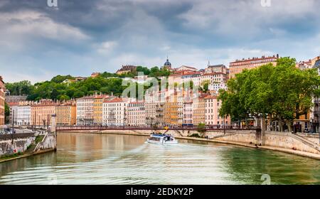 Les rives de la Saône au crépuscule à Lyon dans le Rhône, France Banque D'Images