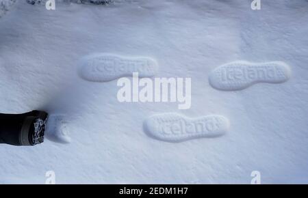 USAGE ÉDITORIAL SEUL UN liveur pour l'Islande laisse une empreinte du logo du supermarché dans la neige lorsqu'il effectue des livraisons à Richmond, dans le North Yorkshire, après que les recherches ont constaté que les demandes de livraisons à domicile augmentent de dix pour cent pendant les chutes de neige. Banque D'Images