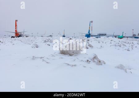 Ukraine, Kiev - 12 février 2021 : avions à l'hiver. Avion. Il y a beaucoup de neige à l'aéroport. Mauvais temps et visibilité. Blocs de neige. Neige Banque D'Images