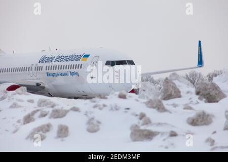 Ukraine, Kiev - 12 février 2021 : avions à l'hiver. Avion. Il y a beaucoup de neige à l'aéroport. Mauvais temps et visibilité. Blocs de neige. Neige Banque D'Images