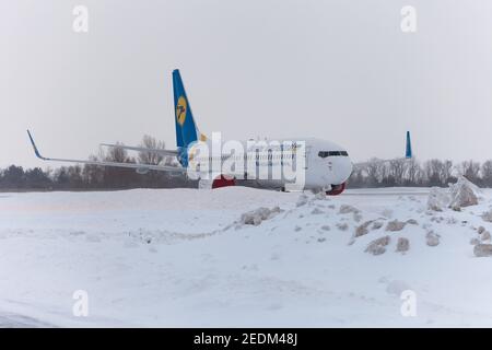 Ukraine, Kiev - 12 février 2021 : avions à l'hiver. Avion. Il y a beaucoup de neige à l'aéroport. Mauvais temps et visibilité. Blocs de neige. Neige Banque D'Images