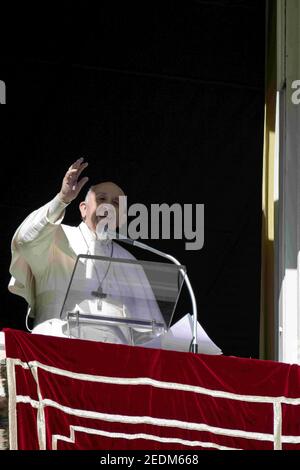 Rome, Italie. 14 février 2021. 14 février 2021 : le Pape François récite la prière Angelus midi dans son studio à L'USAGE ÉDITORIAL du Vatican UNIQUEMENT. NE PAS VENDRE POUR DES CAMPAGNES DE MARKETING OU DE PUBLICITÉ. Crédit : Agence photo indépendante/Alamy Live News Banque D'Images