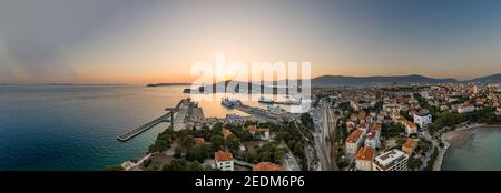 Tir de drone panoramique aérien du port de ferry depuis le chemin de fer est Ville de Split en croatie été Banque D'Images