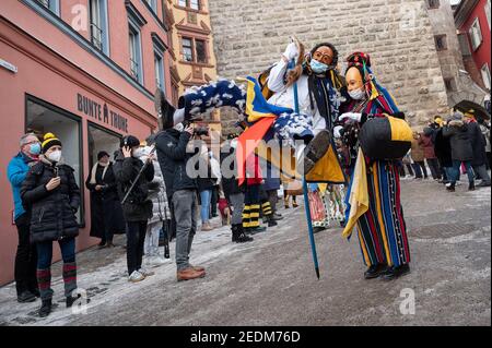 Rottweil, Allemagne. 15 février 2021. Un Fedérahannes, un idiot de Rottweiler, saute dans le centre-ville le lundi de Shrove. En raison de la pandémie de Corona, le saut de l'imbécile a été officiellement annulé, mais quelques imbéciles étaient toujours à l'extérieur. Le Rottweiler Narrensprung est l'un des points forts du carnaval souabe-alemannique et l'un des défilés traditionnels du sud-ouest. Credit: Sebastian Gollnow/dpa/Alay Live News Banque D'Images