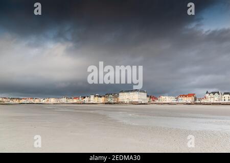 La digue de Wimereux à marée basse, France, hauts de France Banque D'Images