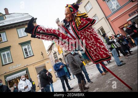 Rottweil, Allemagne. 15 février 2021. Un Fedérahannes, un idiot de Rottweiler, saute dans le centre-ville le lundi de Shrove. En raison de la pandémie du coronavirus, le saut-de-mésense a été officiellement annulé, mais certains imbéciles étaient toujours à l'extérieur. Le Rottweiler Narrensprung est l'un des points forts du carnaval souabe-alemannique et l'un des défilés traditionnels du sud-ouest. Credit: Sebastian Gollnow/dpa/Alay Live News Banque D'Images