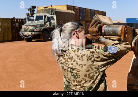 MALI, Gao, Mission de maintien de la paix des Nations Unies MINUSMA, Camp Castor, armée allemande Bundeswehr, femme soldat / MALI, Gao, MINUSMA un Friedensmission, Camp Castor, deutsche Bundeswehr, Stabsunteroffizierin arbeitet auf transport LKW mit Auffahrplatte Banque D'Images