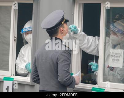 Test COVID-19, 14 février 2021 : UNE infirmière prélève des échantillons auprès d'un cadet de l'Académie militaire de Corée lors d'un test gratuit COVID-19 dans une clinique de fortune à Séoul, en Corée du Sud. La Corée du Sud va commencer ses premières inoculations contre le COVID-19 le 26 février avec le vaccin COVID-19 développé par le géant pharmaceutique britannique-suédois et l'université d'Oxford, AstraZeneca. Credit: Lee Jae-won/AFLO/Alay Live News Banque D'Images