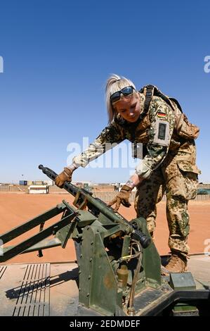 MALI, Gao, mission de maintien de la paix des Nations Unies MINUSMA, Camp Castor, armée allemande Bundeswehr, femme soldat sur camion spécial avec MG 3 A 1 mitrailleuse automatique, fabriquée par la compagnie de défense allemande Rheinmetall AG en 1969 Banque D'Images