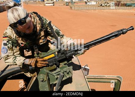 MALI, Gao, mission de maintien de la paix des Nations Unies MINUSMA, Camp Castor, armée allemande Bundeswehr, femme soldat sur camion spécial avec MG 3 A 1 mitrailleuse automatique, fabriquée par la compagnie de défense allemande Rheinmetall AG en 1969 Banque D'Images
