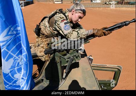 MALI, Gao, mission de maintien de la paix des Nations Unies MINUSMA, Camp Castor, armée allemande Bundeswehr, femme soldat sur camion spécial avec MG 3 A 1 mitrailleuse automatique, fabriquée par la compagnie de défense allemande Rheinmetall AG en 1969 Banque D'Images