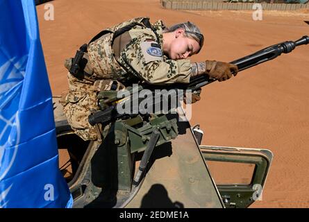 MALI, Gao, mission de maintien de la paix des Nations Unies MINUSMA, Camp Castor, armée allemande Bundeswehr, femme soldat sur camion spécial avec MG 3 A 1 mitrailleuse automatique, fabriquée par la compagnie de défense allemande Rheinmetall AG en 1969 Banque D'Images