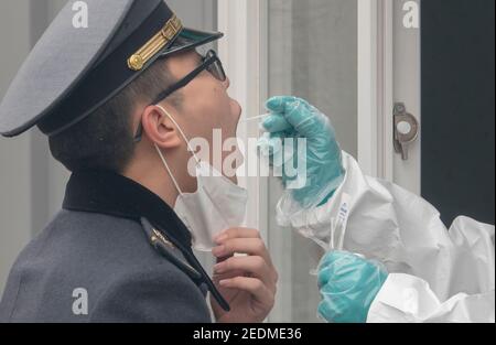 Test COVID-19, 14 février 2021 : UNE infirmière prélève des échantillons auprès d'un cadet de l'Académie militaire de Corée lors d'un test gratuit COVID-19 dans une clinique de fortune à Séoul, en Corée du Sud. La Corée du Sud va commencer ses premières inoculations contre le COVID-19 le 26 février avec le vaccin COVID-19 développé par le géant pharmaceutique britannique-suédois et l'université d'Oxford, AstraZeneca. Credit: Lee Jae-won/AFLO/Alay Live News Banque D'Images