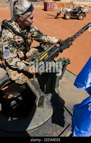 MALI, Gao, mission de maintien de la paix des Nations Unies MINUSMA, Camp Castor, armée allemande Bundeswehr, femme soldat sur camion spécial avec MG 3 A 1 mitrailleuse automatique, fabriquée par la compagnie de défense allemande Rheinmetall AG en 1969 Banque D'Images