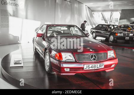 Stuttgart, Allemagne - 06 février 2020 : Musée Mercedes-Benz - Mercedes-Benz 500 SL (R 129) 1991 voiture de la princesse Diana Banque D'Images