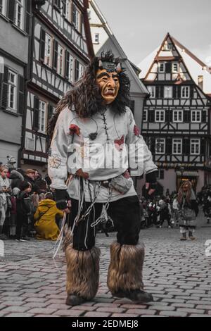 Tuebingen, Allemagne - 09 février 2020 : Fasnet souabe - procession de carnaval colorée dans la rue de la vieille ville de Tübingen - Fa souabe-Alemannic Banque D'Images