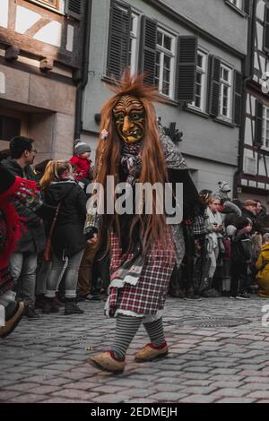 Tuebingen, Allemagne - 09 février 2020 : Fasnet souabe - procession de carnaval colorée dans la rue de la vieille ville de Tübingen - Fa souabe-Alemannic Banque D'Images