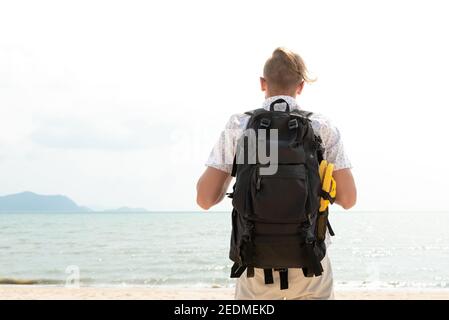 Indépendant jeune homme touriste routard à la plage pendant l'été voyage de vacances Banque D'Images