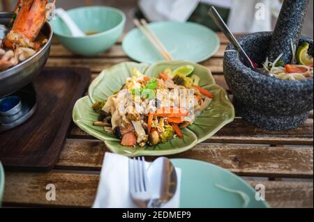 Sur une table, ajouter des nouilles sautées Plats thaïlandais en gros plan Banque D'Images