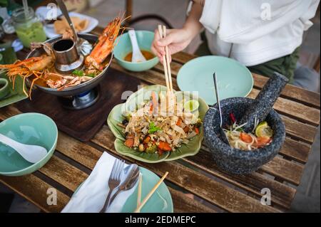 Femme ayant un repas avec Pad voir de nouvelles nouilles sautées Dans un restaurant thaïlandais Banque D'Images