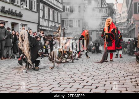 Tuebingen, Allemagne - 09 février 2020 : Fasnet souabe - procession de carnaval colorée dans la rue de la vieille ville de Tübingen - Fa souabe-Alemannic Banque D'Images