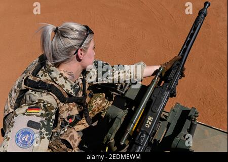 MALI, Gao, mission de maintien de la paix des Nations Unies MINUSMA, Camp Castor, armée allemande Bundeswehr, femme soldat sur camion spécial avec MG 3 A 1 mitrailleuse automatique, fabriquée par la compagnie de défense allemande Rheinmetall AG en 1969 Banque D'Images