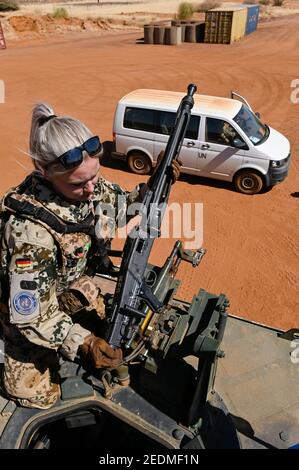 MALI, Gao, mission de maintien de la paix des Nations Unies MINUSMA, Camp Castor, armée allemande Bundeswehr, femme soldat sur camion spécial avec MG 3 A 1 mitrailleuse automatique, fabriquée par la compagnie de défense allemande Rheinmetall AG en 1969 Banque D'Images