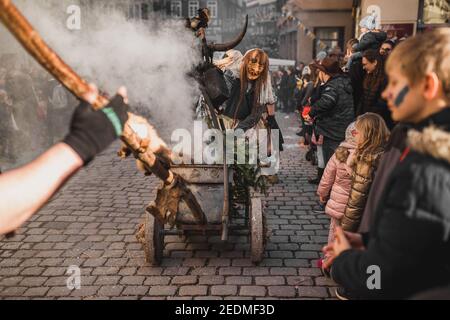 Tuebingen, Allemagne - 09 février 2020 : Fasnet souabe - procession de carnaval colorée dans la rue de la vieille ville de Tübingen - Fa souabe-Alemannic Banque D'Images